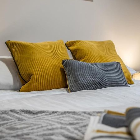 Private Ground Floor Main Door Entrance - Spacious 2 Bedroom Property - The Shore, Leith Edinburg Exteriör bild