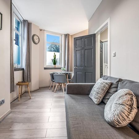 Private Ground Floor Main Door Entrance - Spacious 2 Bedroom Property - The Shore, Leith Edinburg Exteriör bild