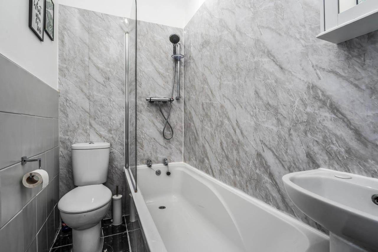 Private Ground Floor Main Door Entrance - Spacious 2 Bedroom Property - The Shore, Leith Edinburg Exteriör bild